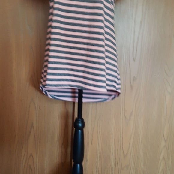 Small classic lularoe grey and pink t-shirt. - Picture 2 of 3